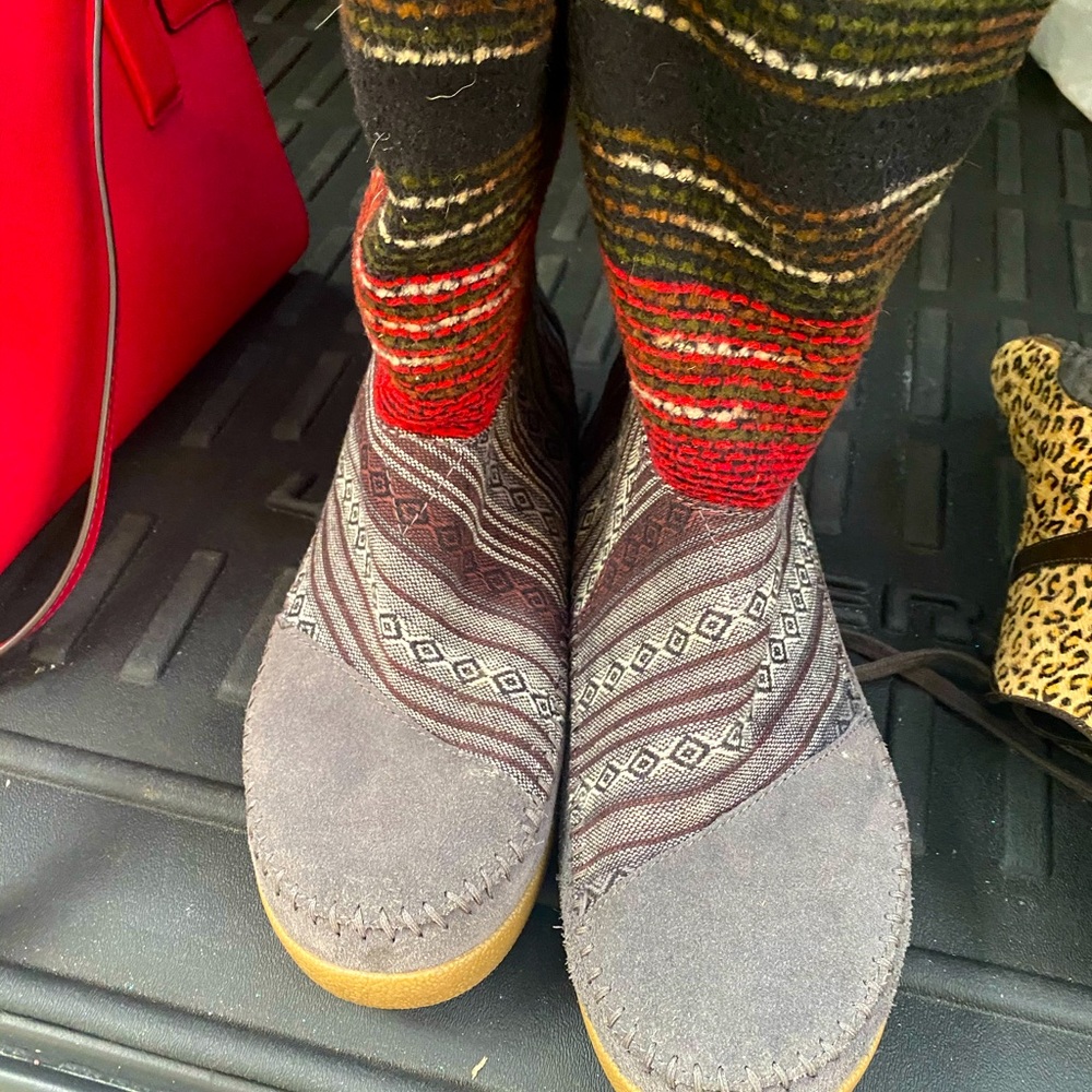 Size 9 TOMS Aztec boots